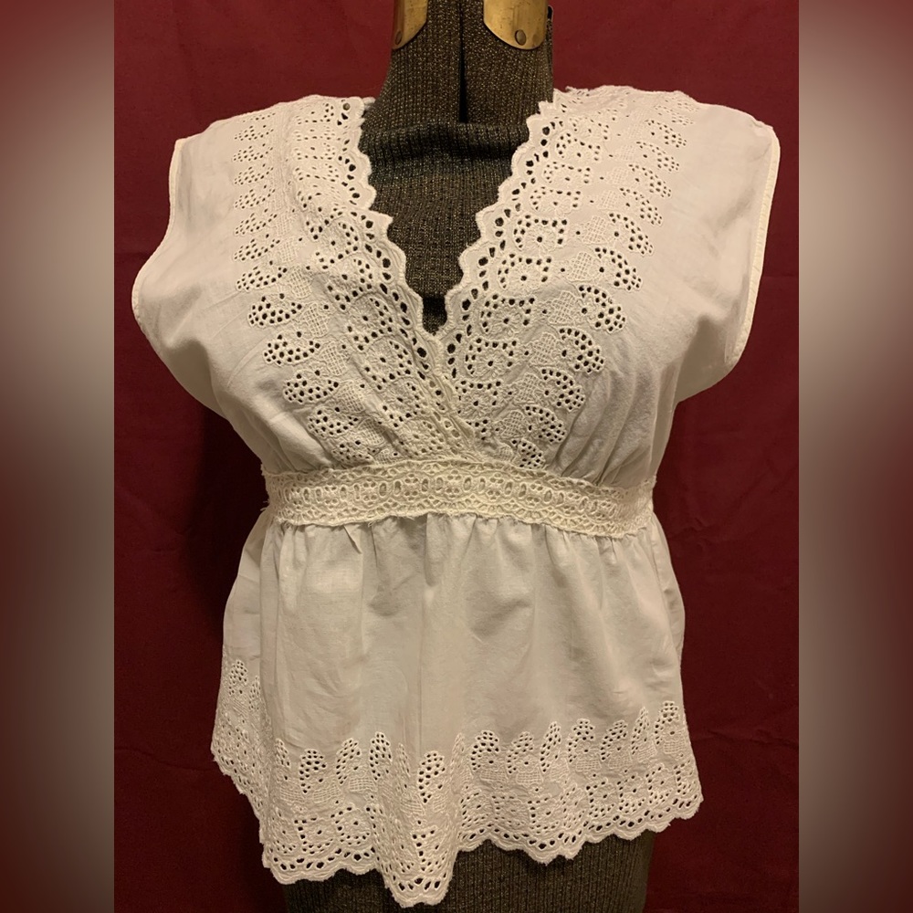 AE White Eyelet Sleeveless Crossover V-neck V-back Blouse